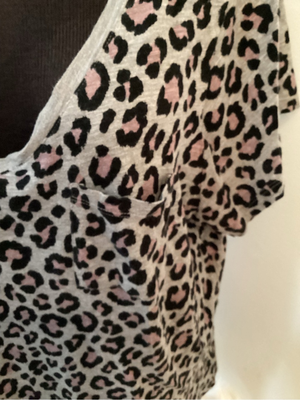 Torrid Size 3 Gray Pink Leopard Print V-Neck Pocket Tee Plus Size 3X - Picture 9 of 12